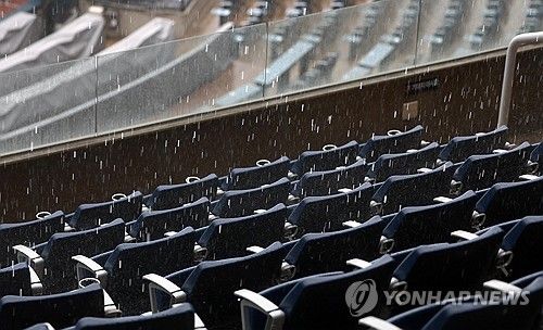 비 내리는 창원NC파크 모습