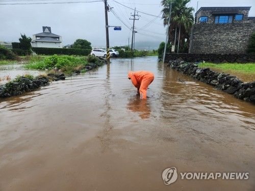 장맛비에 제주 마을 도로 침수