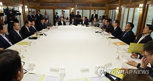 발언하는 정진석 비서실장