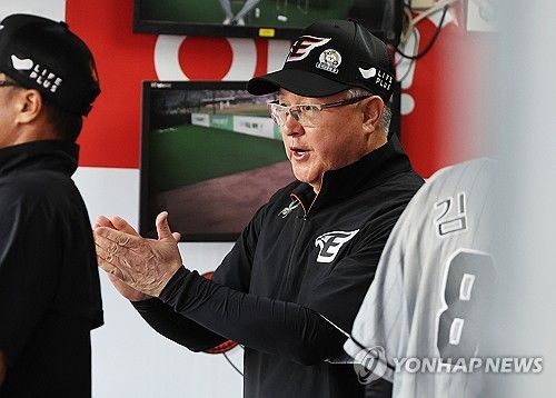 선수들 독려하는 김경문 감독