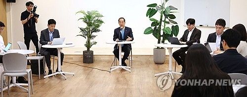 질문에 답하는 한덕수 총리