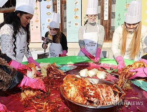 김장 체험하는 외국인 대학생들
