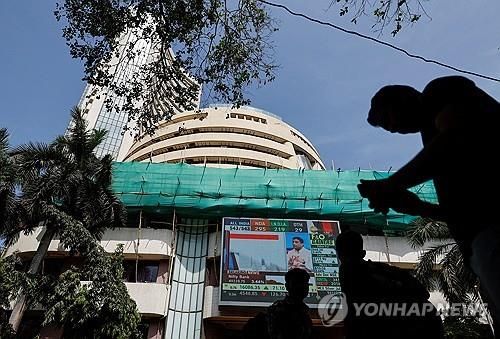 4일 인도 뭄바이 증권거래소 밖에서 중계되는 총선 개표 현황.