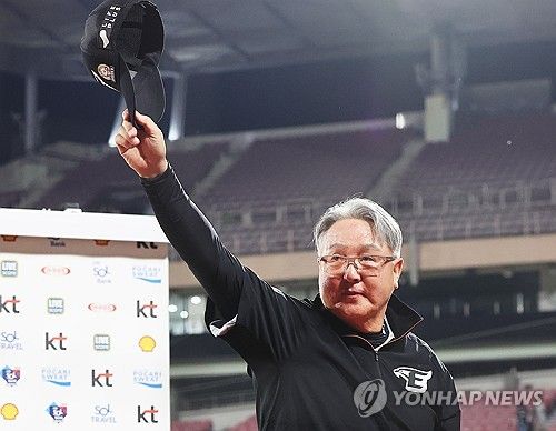 팬들에게 인사하는 김경문 감독