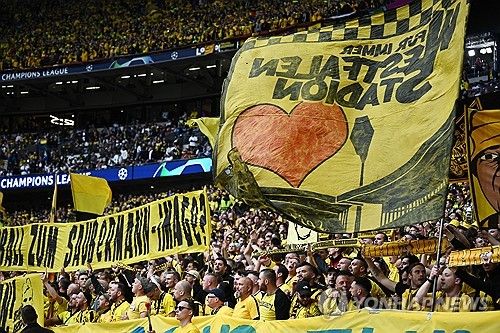 광고 계약 비판 현수막 내건 도르트문트 팬들