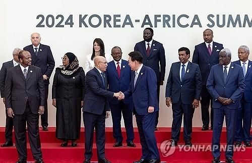 [한-아프리카 정상회의] 윤석열 대통령, 아프리카연합 의장과 악수