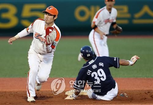 2루 훔치는 두산 이종욱