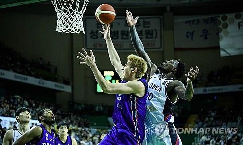 수비하는 라건아