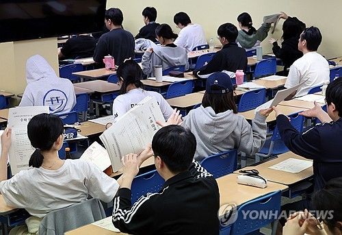 모의고사 시험지 받는 수험생들