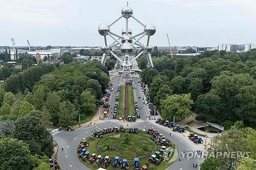 브뤼셀 아토미움 앞서 트랙터 시위