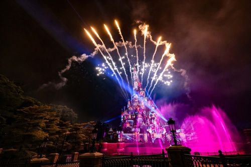 디즈니 성에서 펼쳐진 화려한 불꽃놀이 공연 [사진/백승렬 기자]