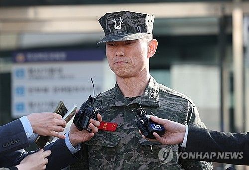 밤샘 조사 마친 임성근 전 사단장, 굳게 다문 입