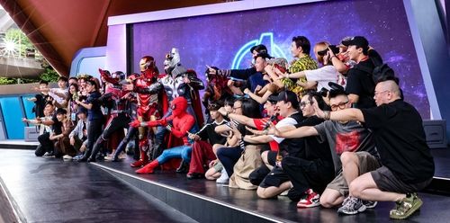 공연을 마친 뒤 마블팬들과 기념촬영하는 히어로 배우들 [사진/백승렬 기자]