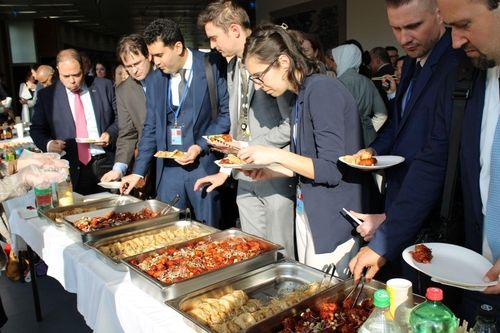 한국 음식 코너로 온 각국 외교관