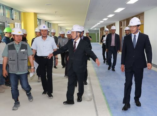 대전 둔곡초·중학교 공사 현장 점검하는 설동호 교육감