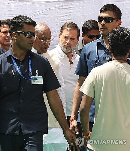 라훌 간디 전 인도국민회의 총재(가운데)