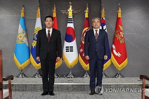 이·취임식서 나란히 선 신원식-이종섭