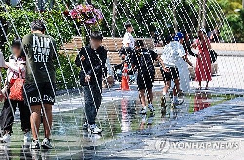 더위 피해 분수터널 즐기는 시민들