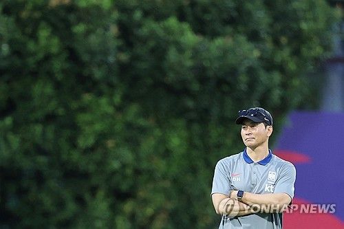 훈련 지켜보는 김도훈 임시감독