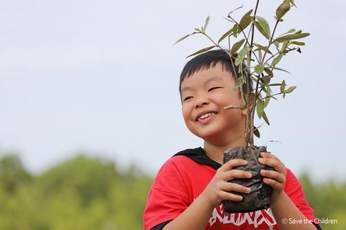 맹그로브 묘목을 든 베트남 아동