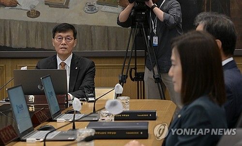 금융통화위원회 주재하는 이창용 총재
