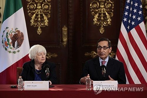 지난해 멕시코시티에서 기자회견하는 로헬리오 라미레스 데라 오 멕시코 재무장관(오른쪽)과 재닛 옐런 미 재무장관