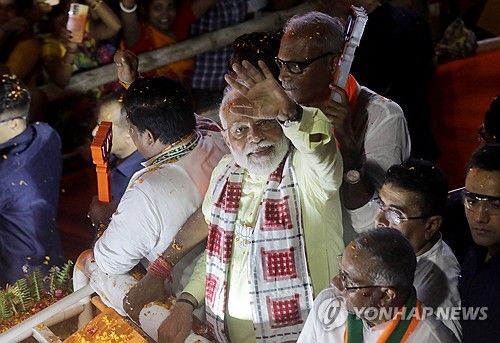 지난달 28일 콜카타시 유세서 손 흔드는 모디 인도 총리