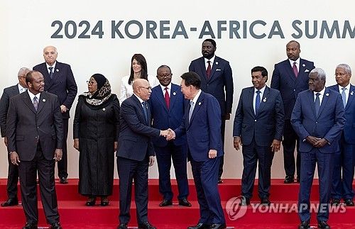 [한-아프리카 정상회의] 윤석열 대통령, 아프리카연합 의장과 악수