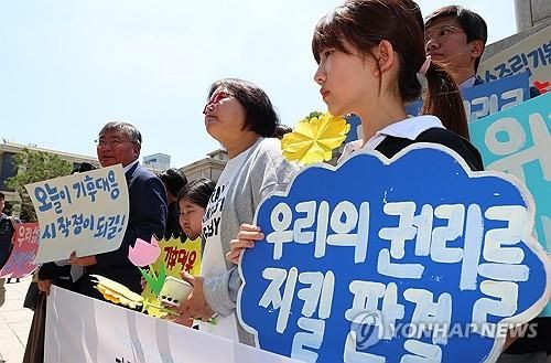 기후 헌법소원 마지막 공개변론일인 지난달 21일 서울 종로구 헌법재판소 앞에서 청소년기후소송·시민기후소송·아기기후소송·탄소중립기본계획소송 관계자들이 공동기자회견을 하고 있다. [연합뉴스 자료사진] 