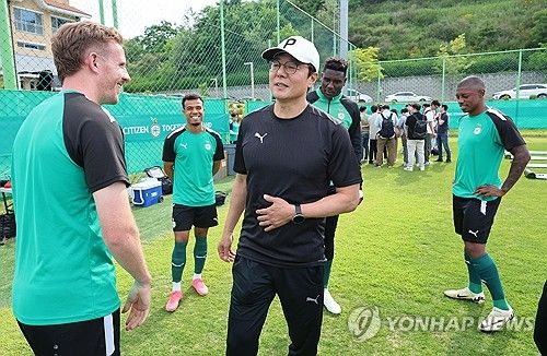 대전 용병과 인사하는 황선홍