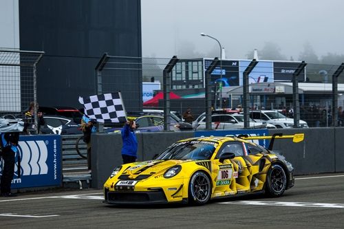 결승에서 3위로 체커기를 받는 RPM 레이싱의 경주차