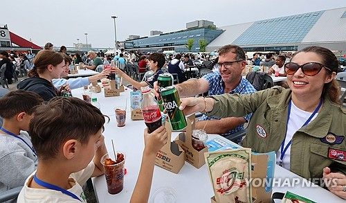 축제 즐기는 외국인 가족 관광객