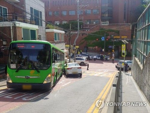 상명대 앞 언덕서 버스 미끄러짐 사고 ※ 사진은 기사 내용과 직접적 연관 없음