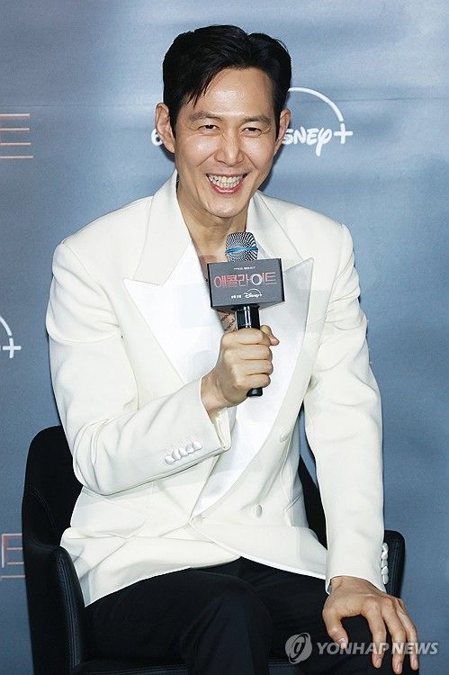 이정재, 행복한 미소