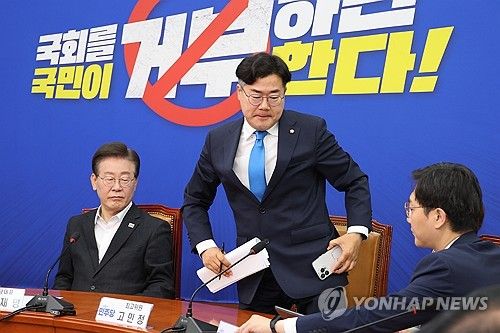 회의 도중 원내대표 협상장으로 향하는 박찬대 원내대표