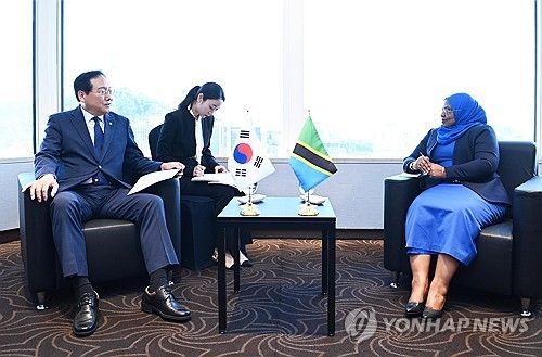 탄자니아 산업통상부 장관 면담하는 정인교 본부장