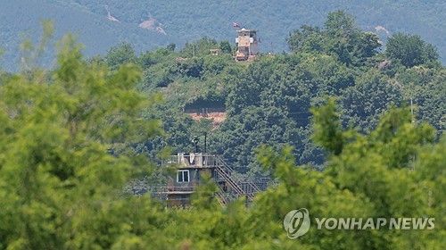 '9ㆍ19 남북 군사합의 효력 정지' 마주 본 남북 초소