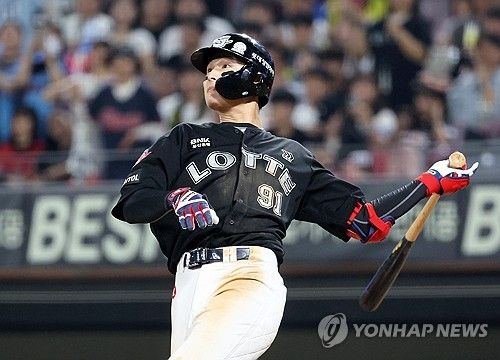 윤동희, 만루에서 싹쓸이 2루타