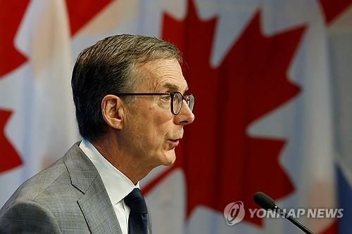 기자회견 하는 티프 맥클렘 캐나다은행 총재