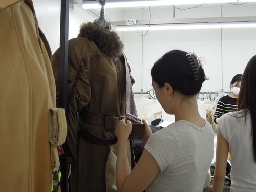 의상 제작하는 보훈외교단 학생 디자이너