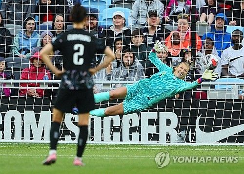 지소연 슈팅 쳐내는 머피