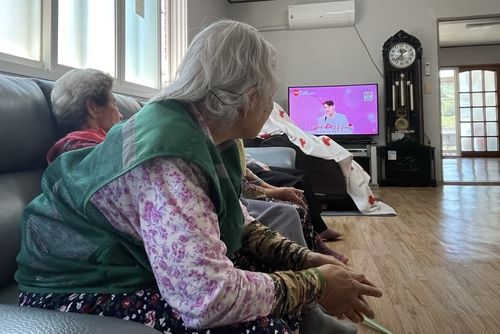 마을회관에서 TV 시청하는 어르신들