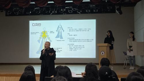 학생들 지도하는 이상봉 디자이너