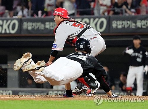 2루 태그업한 고승민, 내친김에 득점