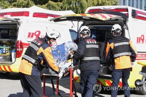 119 대원들 구조자 병원 이송 훈련