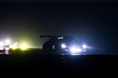 심한 안갯속을 질주하는 최장한의 차량