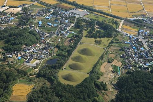 경주 서악동 고분군과 마을 모습 