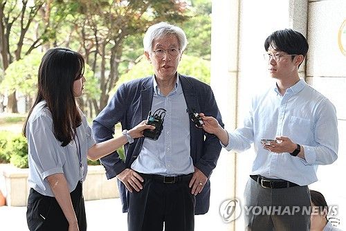 취재진 질문에 답하는 김용진 대표