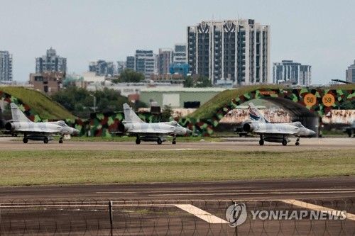 이륙 대기하는 대만 전투기들