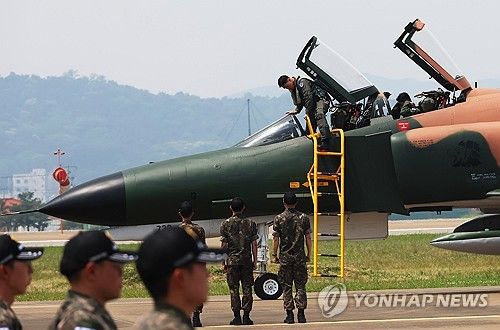 비행 마친 F-4팬텀
